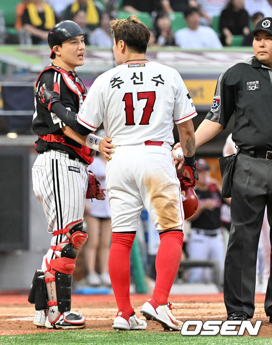 1회 말이 끝나고 공수교대에 앞서 추신수와 박동원이 앞선 일을 얘기하며 오해를 풀고 있다. 2023.06.28 / rumi@osen.co.kr