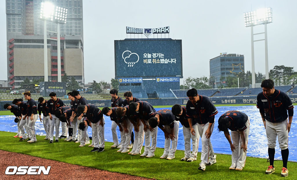 25일 창원 NC파크에서 2023 신한은행 SOL KBO리그 NC 다이노스와 한화 이글스의 경기가 열렸다. 한화 선수들이 비로 경기가 취소되자 경기장을 찾은 팬들에게 감사 인사를 하고 있다. 2023.06.25 / foto0307@osen.co.kr