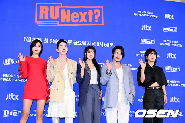 30일 오전 서울 마포구 스탠포드호텔코리아에서 JTBC ‘R U Next?(알 유 넥스트?)’ 제작발표회가 열렸다.<br /><br />‘R U Next?’는 하이브와 CJ ENM JV 레이블 빌리프랩의 차세대 글로벌 걸그룹 최종 멤버를 결정하는 프로그램이다. 참가자들은 체계적인 커리큘럼 안에서 트레이닝을 받고, 7개의 관문을 하나씩 통과하며 자신의 잠재력과 스타성을 증명한다. 지난 23일 글로벌 팬 커뮤니티 플랫폼 위버스와 모바일 금융 앱 토스에서 첫 번째 글로벌 투표가 시작됐다.<br /><br />최수영, 조권, 박규리, 이현, 아이키가 포즈를 취하고 있다. 2023.06.30 /jpnews@osen.co.kr