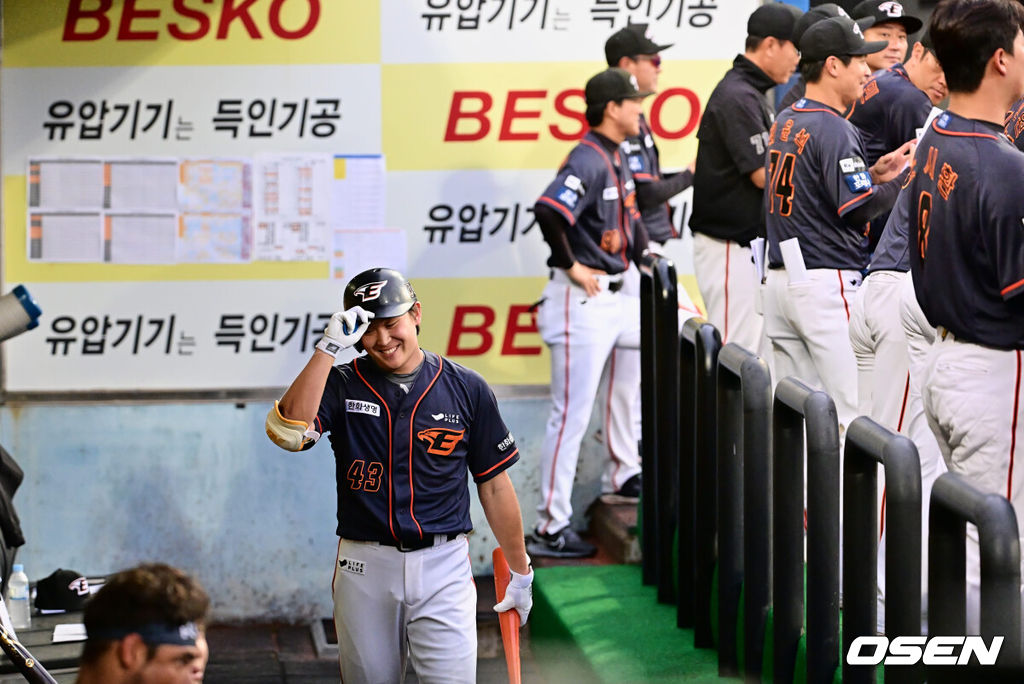 30일 대구 삼성라이온즈파크에서 2023 신한은행 SOL KBO리그 삼성 라이온즈와 한화 이글스의 경기가 열렸다. 한화 이글스 정은원이 2회초 우월 솔로 홈런(시즌 1호)을 치고 하이파이브를 하고 있다. 2023.06.30 / foto0307@osen.co.kr