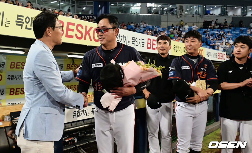 한화 이글스 최원호 감독이 삼성 라이온즈에 6-1로 승리, 18년만의 7연승을 달성하고 박찬혁 대표이사로부터 축하 꽃다발을 받고 있다. 2023.06.30 / foto0307@osen.co.kr