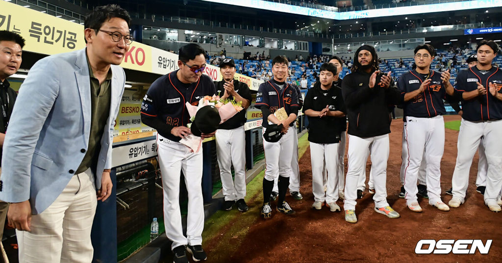 한화 이글스 최원호 감독이 삼성 라이온즈에 6-1로 승리, 18년만의 7연승을 달성하고 박찬혁 대표이사로부터 축하 꽃다발을 받고 있다. 2023.06.30 / foto0307@osen.co.kr