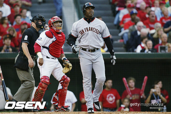 [사진] 2002년 월드시리즈 당시 홈런을 치는 샌프란시스코 배리 본즈. ⓒGettyimages(무단전재 및 재배포 금지)