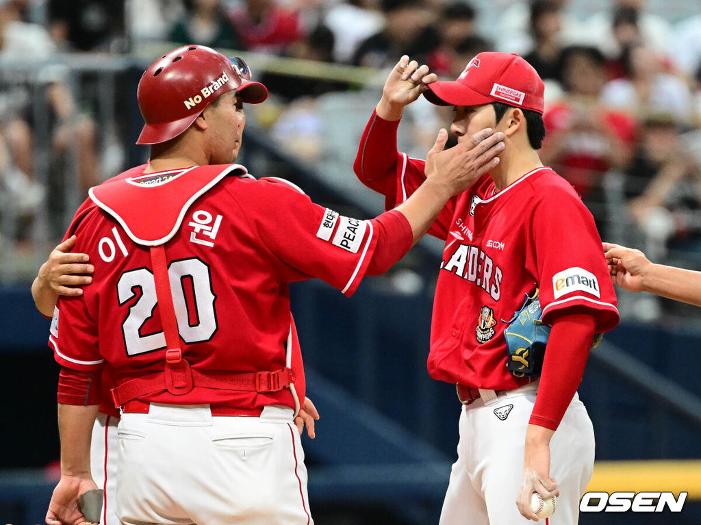 2일 오후 서울 고척스카이돔에서 ‘2023 신한은행 SOL KBO리그’ 키움 히어로즈와 SSG 랜더스의 경기가 열렸다.5회말 무사 2루 SSG 오원석이 키움 이형종에게 볼넷을 내주자 코칭스태프가 마운드에 올라 다독이고 있다. 2023.07.02 /cej@osen.co.kr