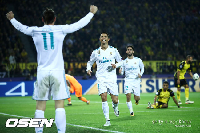 during the UEFA Champions League group H match between Borussia Dortmund and Real Madrid at Signal Iduna Park on September 26, 2017 in Dortmund, Germany.