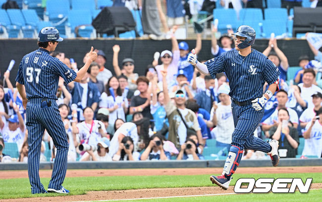 삼성 라이온즈 강민호가 2회말 좌월 솔로 홈런을 치고 하이파이브를 하고 있다. 2023.07.02 / foto0307@osen.co.kr