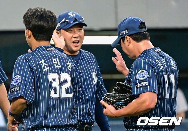 삼성 라이온즈 오승환이 한화 이글스를 2-1로 이기고 박진만 감독의 축하를 받고 있다. 2023.07.02 / foto0307@osen.co.kr