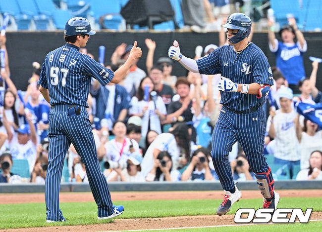 삼성 라이온즈 강민호가 2회말 좌월 솔로 홈런을 치고 하이파이브를 하고 있다. 2023.07.02 / foto0307@osen.co.kr