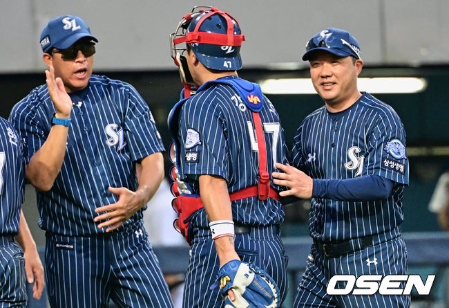 삼성 라이온즈 박진만 감독이 한화 이글스를 2-1로 이기고 강민호와 하이파이브를 하며 활짝 웃고 있다. 2023.07.02 / foto0307@osen.co.kr