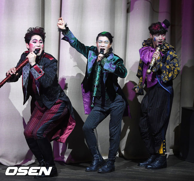 배우 강하늘, 육현욱, 장지후가 무대 위에서 공연을 펼치고 있다. / rumi@osen.co.kr