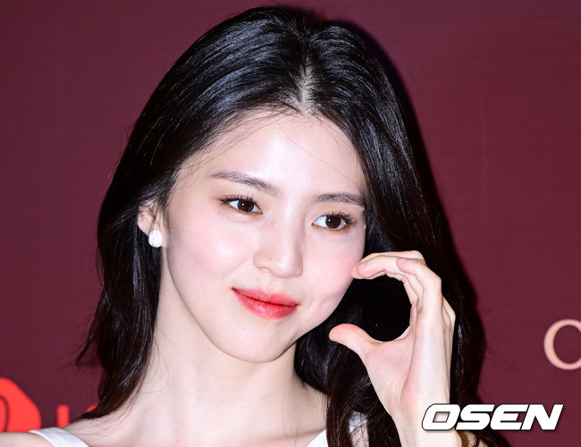 3일 오후 서울 롯데백화점 본점에서 영국 메이크업 아티스트 브랜드의 단독 매장 오픈 행사가 열렸다.배우 한소희가 포토타임을 가지고 있다. 2022.09.03 /sunday@osen.co.kr