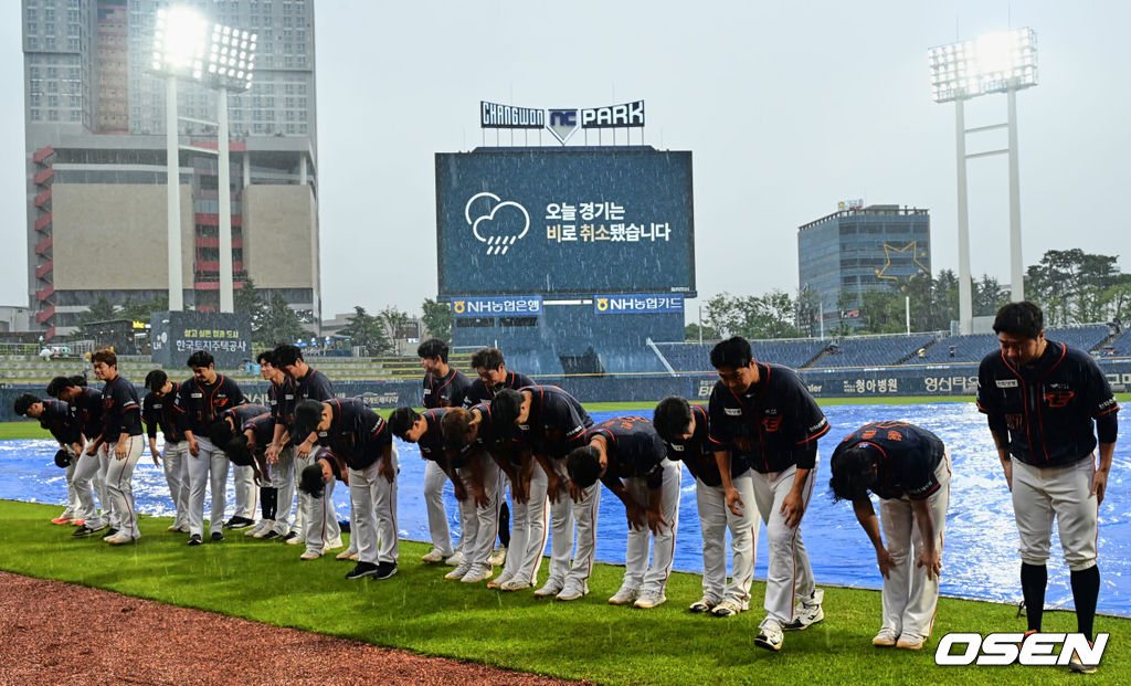 한화 선수들이 비로 경기가 취소되자 경기장을 찾은 팬들에게 감사 인사를 하고 있다. 2023.06.25 / foto0307@osen.co.kr