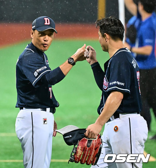 두산 베어스 이승엽 감독이 연장 10회까지 가는 접전 끝에 삼성 라이온즈에 5-3으로 승리한 후 김재환과 하이파이브를 하고 있다. 2023.07.04 / foto0307@osen.co.kr