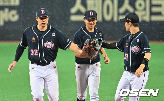 두산 베어스 김재환이 연장 10회까지 가는 접전 끝에 삼성 라이온즈에 5-3으로 승리한 후 하이파이브를 하고 있다. 2023.07.04 / foto0307@osen.co.kr