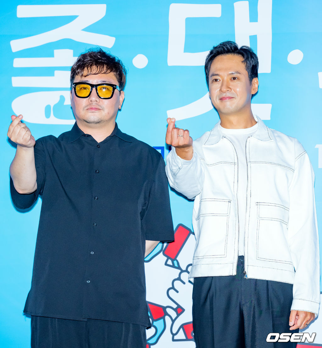 5일 오후 서울 한강로 CGV 용산아이파크몰에서 영화 '좋.댓.구' 언론배급시사회가 열렸다.  시사회를 마치고 박상민 감독과 배우 오태경이 포토타임을 갖고 있다. 2023.07.05 / rumi@osen.co.kr