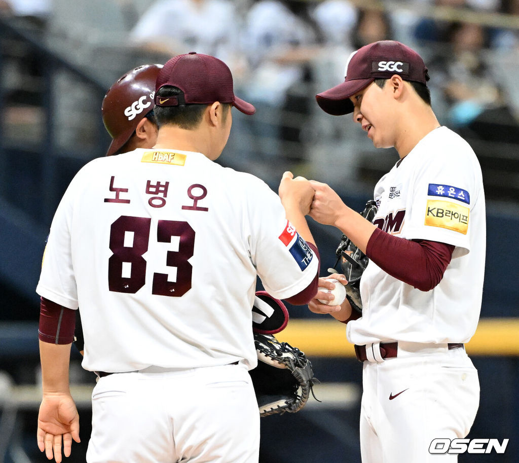 5일 오후 서울 고척스카이돔에서 ‘2023 신한은행 SOL KBO리그’ 키움 히어로즈와 NC 다이노스의 경기가 열렸다.6회초 1사 1루에서 키움 장재영이 마운드를 내려가며 노병오 코치와 하이파이브를 하고 있다. 2023.07.05 /sunday@osen.co.kr