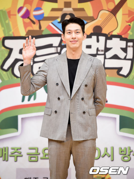 17일 오후 서울 목동 SBS에서 열린 '정글의 법칙 in 멕시코' 기자간담회에서 배우 최정원이 참석해 포즈를 취하고 있다. /jpnews@osen.co.kr