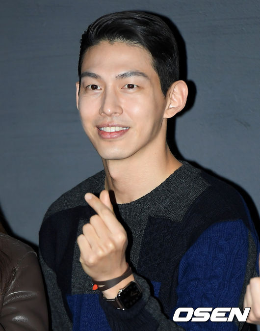 7일 오후 서울 광진구 롯데시네마 건대입구에서 영화 '나의 이름' 언론배급 시사회 전 무대인사 행사가 열렸다.'나의 이름'은 자신만의 그림을 꿈꾸는 여자가 우연히 만난 무명 화가와 함께 마지막 작품을 완성해가는 과정을 그린 감성 멜로다. 전소민, 최정원, 김정균, 김동주 그리고 강형구 화백이 출연하고 '꼬리치는 남자'의 허동우 감독이 메가폰을 잡았다. 오는 10월 14일 개봉한다.배우 최정원이 포즈를 취하고 있다. /cej@osen.co.kr
