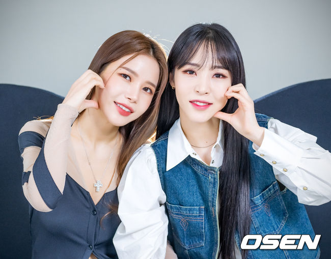 마마무+ 문별과 솔라가 카메라 앞에서 포즈를 취하고 있다. /rumi@osen.co.kr