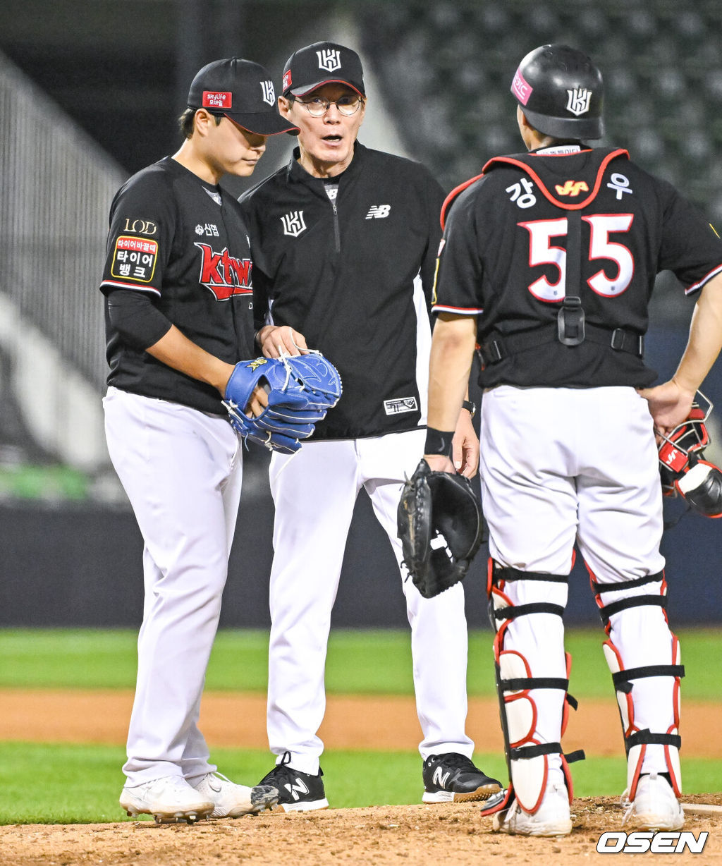 6일 오후 서울 잠실구장에서 2023 신한은행 SOL KBO리그 LG 트윈스와 KT 위즈의 경기가 진행됐다. 6회말 2사 1,3루 LG 김현수의 타석때 KT 이강철 감독이 마운드에 올라 교체투입된 박세진과 이야기를 나누고 있다. 2023.07.06 / soul1014@osen.co.kr