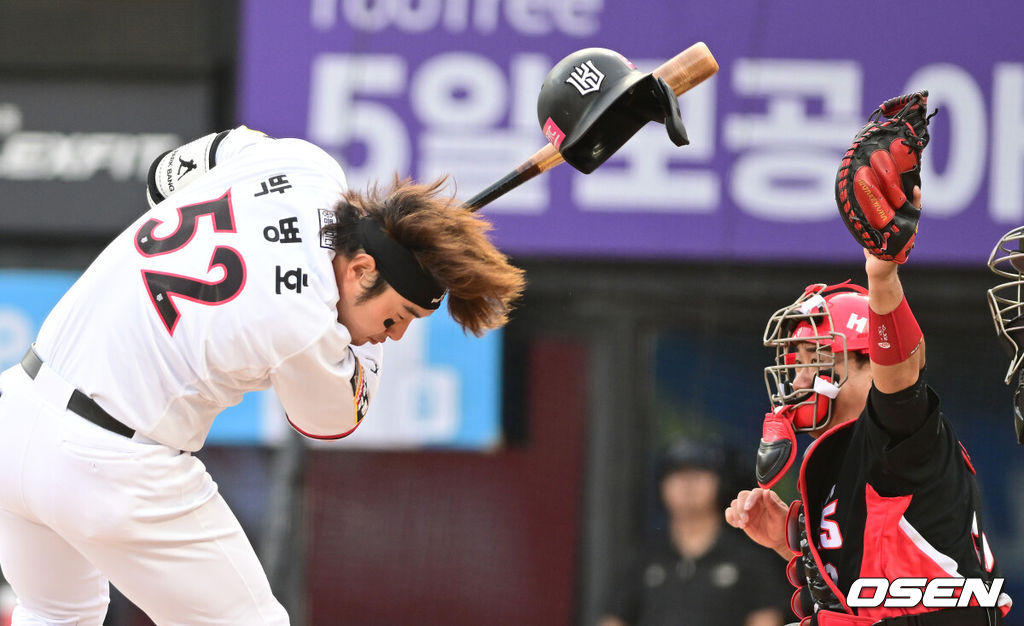 7일 오후 경기도 수원 KT위즈파크에서 ‘2023 신한은행 SOL KBO리그’ KT 위즈와 KIA 타이거즈의 경기가 열렸다.1회말 2사 1, 3루 상황 KT 박병호가 KIA 선발 김건국의 공에 헬멧을 맞고 있다. 2023.07.07 / dreamer@osen.co.kr