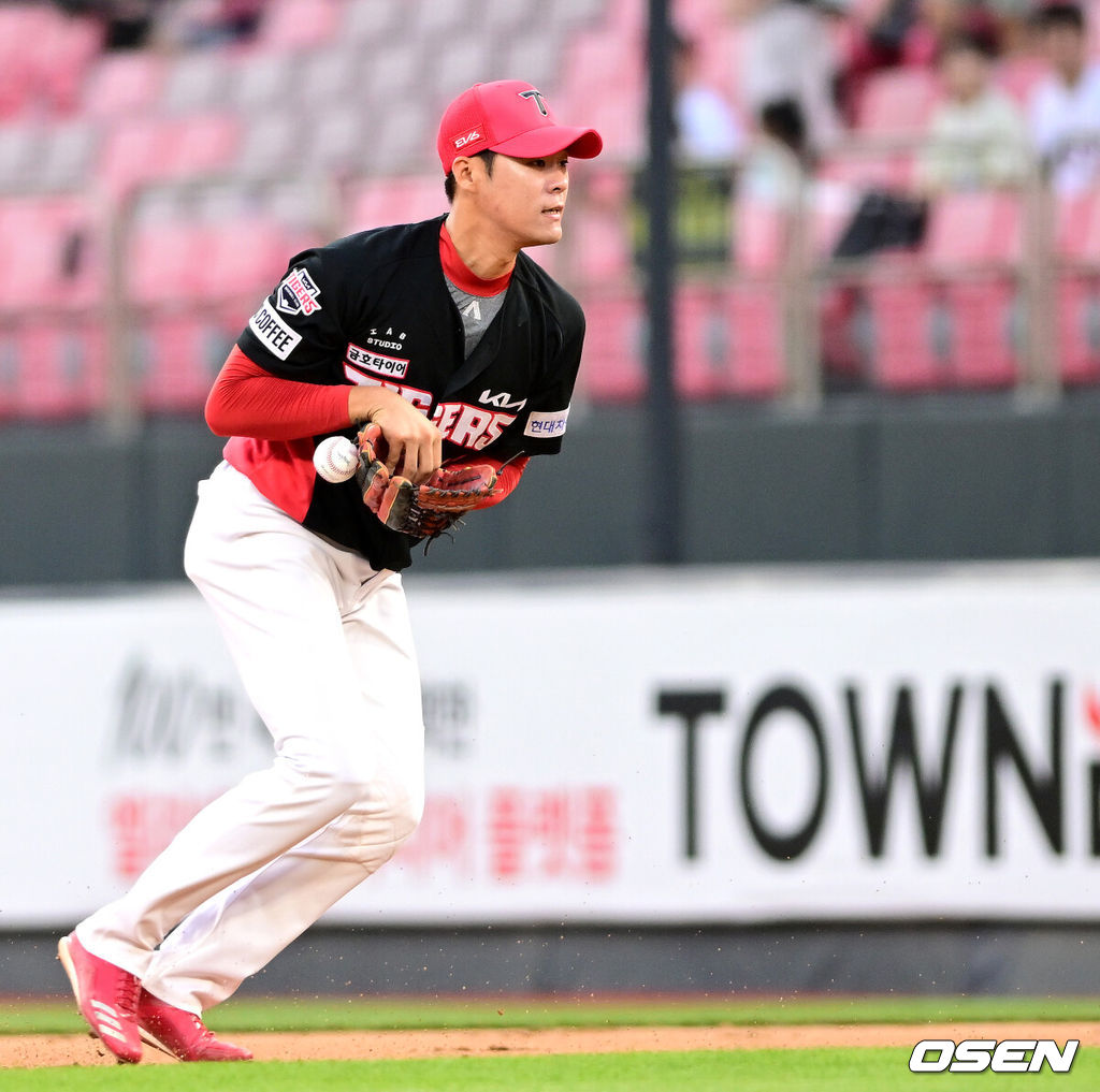 7일 오후 경기도 수원 KT위즈파크에서 ‘2023 신한은행 SOL KBO리그’ KT 위즈와 KIA 타이거즈의 경기가 열렸다.2회말 1사 1루 상황 KT 오윤석의 내야 땅볼 때 KIA 2루수 김규성이 송를 앞두고 공을 떨어트리는 실책을 범하고 있다. 2023.07.07 / dreamer@osen.co.kr