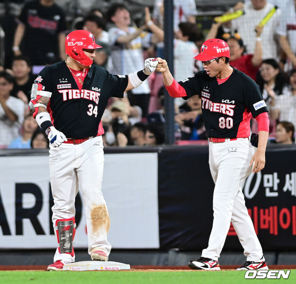 7일 오후 경기도 수원 KT위즈파크에서 ‘2023 신한은행 SOL KBO리그’ KT 위즈와 KIA 타이거즈의 경기가 열렸다.8회초 2사 2루 상황 KIA 최형우가 다시 앞서가는 1타점 적시타를 날리고 1루에 안착해 이현곤 코치와 인사를 나누고 있다. 2023.07.07 / dreamer@osen.co.kr