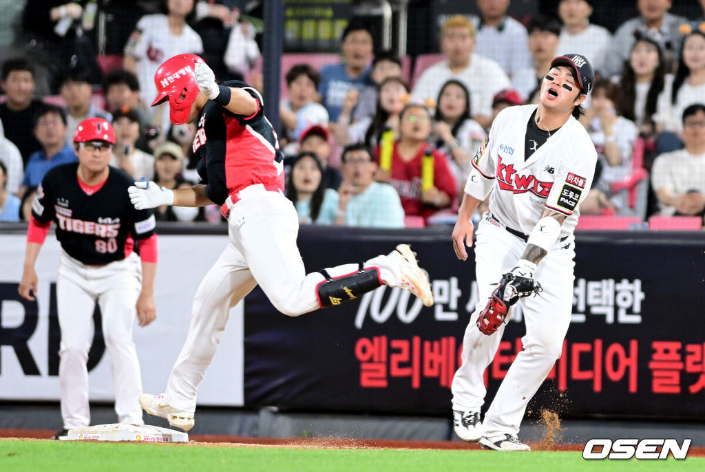 7일 오후 경기도 수원 KT위즈파크에서 ‘2023 신한은행 SOL KBO리그’ KT 위즈와 KIA 타이거즈의 경기가 열렸다.8회초 1사 주자없는 상황 KIA 김도영이 기습 번트 안타를 대고 KT 1루수 박병호의 태그를 피하며 1루에서 세이프 되고 있다. 2023.07.07 / dreamer@osen.co.kr