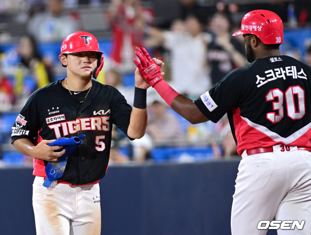 7일 오후 경기도 수원 KT위즈파크에서 ‘2023 신한은행 SOL KBO리그’ KT 위즈와 KIA 타이거즈의 경기가 열렸다.8회초 2사 2루 상황 KIA 최형우의 다시 앞서가는 1타점 적시타 때 홈을 밟은 김도영이 소크라테스와 인사를 나누고 있다. 2023.07.07 / dreamer@osen.co.kr