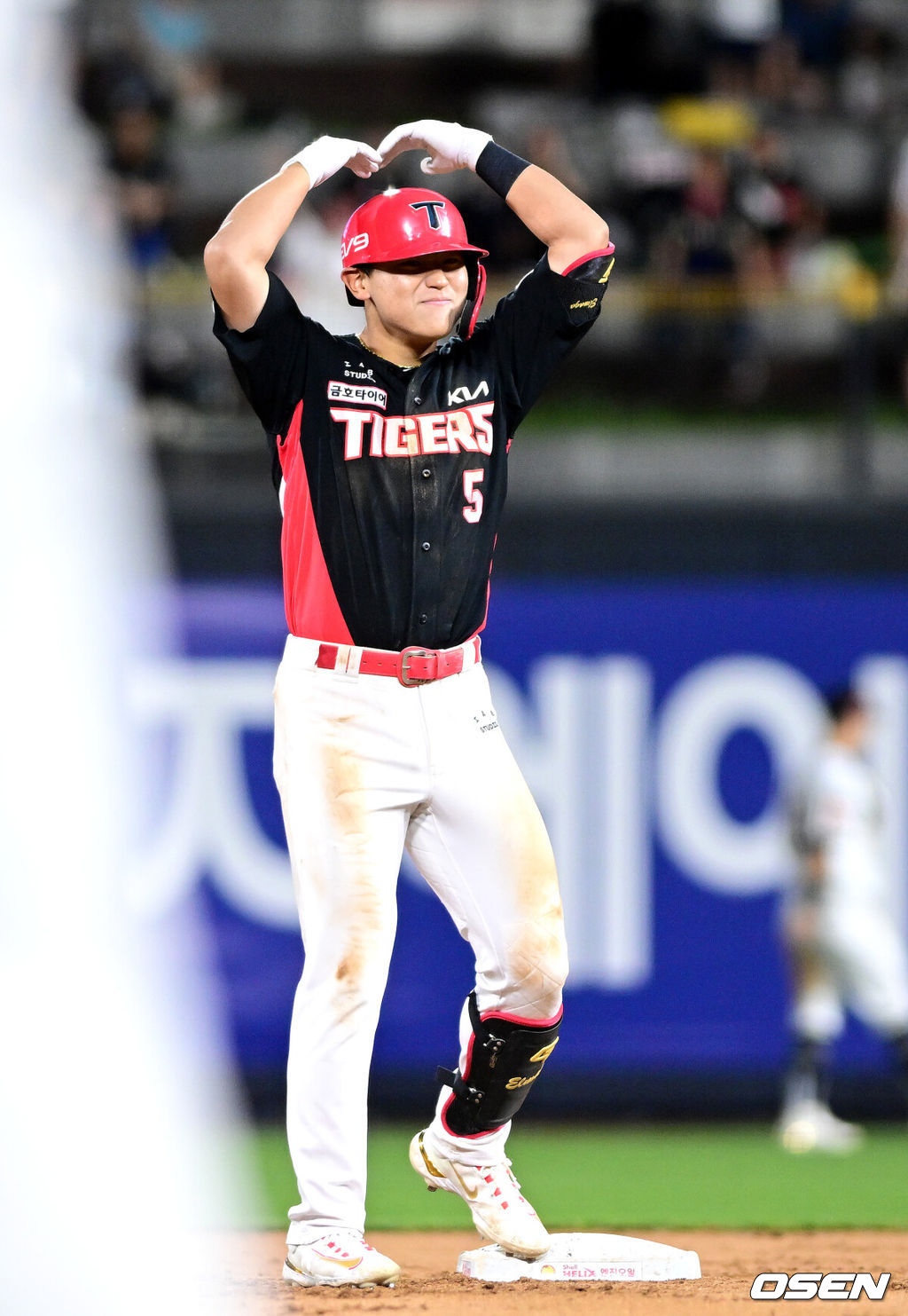 7일 오후 경기도 수원 KT위즈파크에서 ‘2023 신한은행 SOL KBO리그’ KT 위즈와 KIA 타이거즈의 경기가 열렸다.9회초 2사 1, 3루 상황 KIA 김도영이 달아나는 우익수 키를 넘는 2타점 2루타를 날리고 2루에 안착해 기뻐하고 있다. 2023.07.07 / dreamer@osen.co.kr