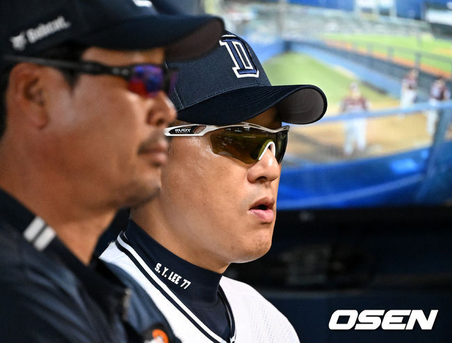 7일 오후 서울 잠실야구장에서 ‘2023 신한은행 SOL KBO리그’ 두산 베어스와 키움 히어로즈의 경기가 열렸다.6회초 두산 이승엽 감독이 경기를 바라보고 있다. 2023.07.07 /sunday@osen.co.kr
