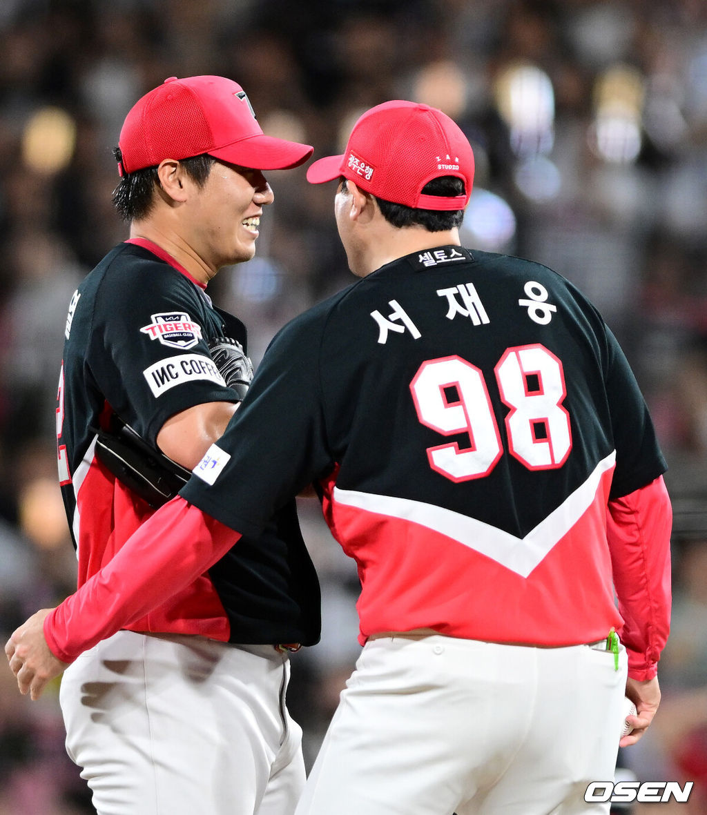 7일 오후 경기도 수원 KT위즈파크에서 ‘2023 신한은행 SOL KBO리그’ KT 위즈와 KIA 타이거즈의 경기가 열렸다.5회말 2사 1루 상황 KIA 김재열이 마운드를 내려가며 서재응 코치와 인사 나누고 있다. 2023.07.07 / dreamer@osen.co.kr