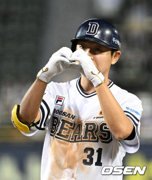 7일 오후 서울 잠실야구장에서 ‘2023 신한은행 SOL KBO리그’ 두산 베어스와 키움 히어로즈의 경기가 열렸다.7회말 1사 1루에서 두산 정수빈이 우전 안타를 치고 세리머니를 하고 있다. 2023.07.07 /sunday@osen.co.kr