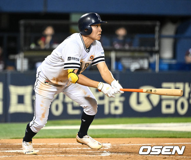 7일 오후 서울 잠실야구장에서 ‘2023 신한은행 SOL KBO리그’ 두산 베어스와 키움 히어로즈의 경기가 열렸다.7회말 1사 1루에서 두산 정수빈이 우전 안타를 치고 있다. 2023.07.07 /sunday@osen.co.kr