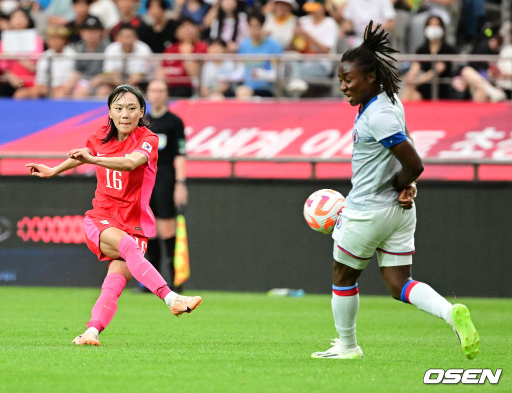 콜린 벨 감독이 이끄는 대한민국 여자축구대표팀이 8일 오후 서울월드컵경기장에서 아이티 대표팀과 국가대표 친선전을 펼쳤다.이번 아이티전은 오는 20일 열리는 2023 FIFA 여자 월드컵 호주·뉴질랜드 '출정식'이다. 10일 호주로 출국하는 대표팀은 16일 타 국가와 한 차례 평가전을 치른 후 25일 콜롬비아를 상대로 조별리그 첫 경기를 갖는다. 이어 30일 모로코, 다음 달 3일에는 독일과 3차전을 치른다.전반 한국 장슬기가 중거리슛을 시도하고 있다. 2023.07.08 /jpnews@osen.co.kr