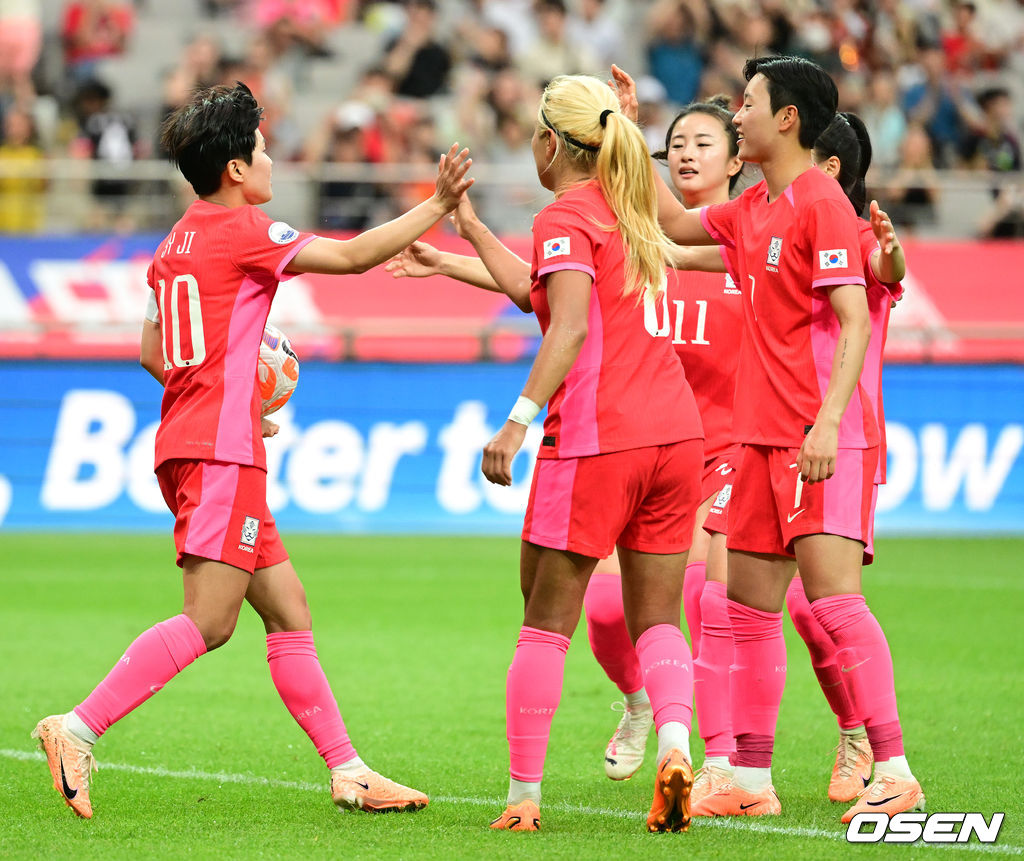 콜린 벨 감독이 이끄는 대한민국 여자축구대표팀이 8일 오후 서울월드컵경기장에서 아이티 대표팀과 국가대표 친선전을 펼쳤다.이번 아이티전은 오는 20일 열리는 2023 FIFA 여자 월드컵 호주·뉴질랜드 '출정식'이다. 10일 호주로 출국하는 대표팀은 16일 타 국가와 한 차례 평가전을 치른 후 25일 콜롬비아를 상대로 조별리그 첫 경기를 갖는다. 이어 30일 모로코, 다음 달 3일에는 독일과 3차전을 치른다.후반 한국 지소연이 페널티킥을 성공시키며 동점에 성공, 동료선수들과 기뻐하고 있다. 2023.07.08 /jpnews@osen.co.kr