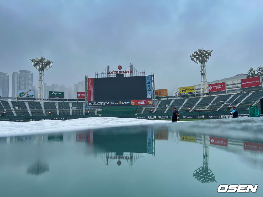 8일 부산 사직구장에서 2023 신한은행 SOL KBO리그 롯데 자이언츠와 LG 트윈스의 경기가 열린다. 롯데 자이언츠 선수들이 비가 오는 중에도 캐치볼을 하고 있다. 2023.07.08 / foto0307@osen.co.kr