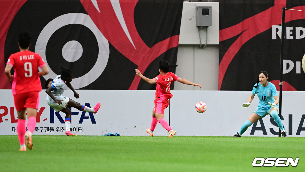 콜린 벨 감독이 이끄는 대한민국 여자축구대표팀이 8일 오후 서울월드컵경기장에서 아이티 대표팀과 국가대표 친선전을 펼쳤다.이번 아이티전은 오는 20일 열리는 2023 FIFA 여자 월드컵 호주·뉴질랜드 '출정식'이다. 10일 호주로 출국하는 대표팀은 16일 타 국가와 한 차례 평가전을 치른 후 25일 콜롬비아를 상대로 조별리그 첫 경기를 갖는다. 이어 30일 모로코, 다음 달 3일에는 독일과 3차전을 치른다.전반 아이티 몽데시르가 선제골을 넣고 있다. 2023.07.08 /jpnews@osen.co.kr