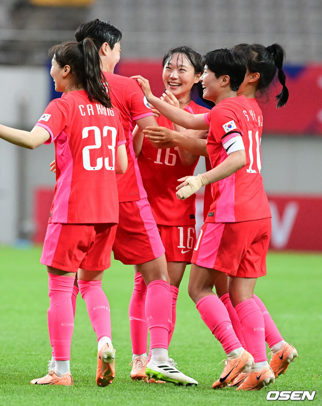 콜린 벨 감독이 이끄는 대한민국 여자축구대표팀이 8일 오후 서울월드컵경기장에서 아이티 대표팀과 국가대표 친선전을 펼쳤다.이번 아이티전은 오는 20일 열리는 2023 FIFA 여자 월드컵 호주·뉴질랜드 '출정식'이다. 10일 호주로 출국하는 대표팀은 16일 타 국가와 한 차례 평가전을 치른 후 25일 콜롬비아를 상대로 조별리그 첫 경기를 갖는다. 이어 30일 모로코, 다음 달 3일에는 독일과 3차전을 치른다.후반 한국 장슬기가 역전골을 성공시키며 동료선수들과 기뻐하고 있다. 2023.07.08 /jpnews@osen.co.kr