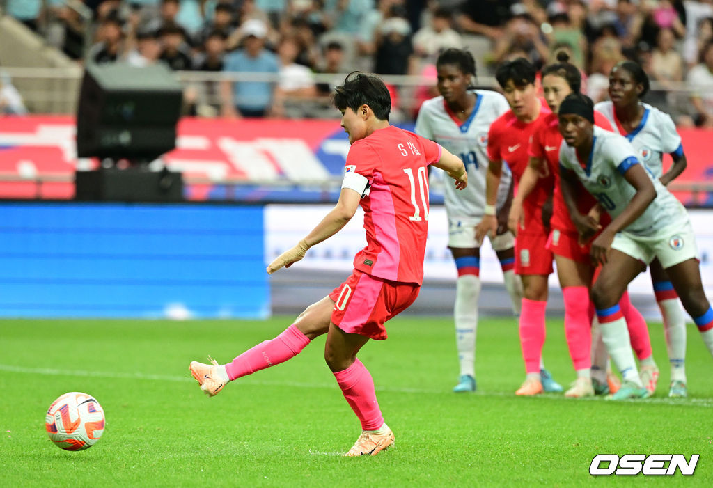 콜린 벨 감독이 이끄는 대한민국 여자축구대표팀이 8일 오후 서울월드컵경기장에서 아이티 대표팀과 국가대표 친선전을 펼쳤다.이번 아이티전은 오는 20일 열리는 2023 FIFA 여자 월드컵 호주·뉴질랜드 '출정식'이다. 10일 호주로 출국하는 대표팀은 16일 타 국가와 한 차례 평가전을 치른 후 25일 콜롬비아를 상대로 조별리그 첫 경기를 갖는다. 이어 30일 모로코, 다음 달 3일에는 독일과 3차전을 치른다.후반 한국 지소연이 페널티킥을 성공시키며 동점에 성공하고 있다. 2023.07.08 /jpnews@osen.co.kr