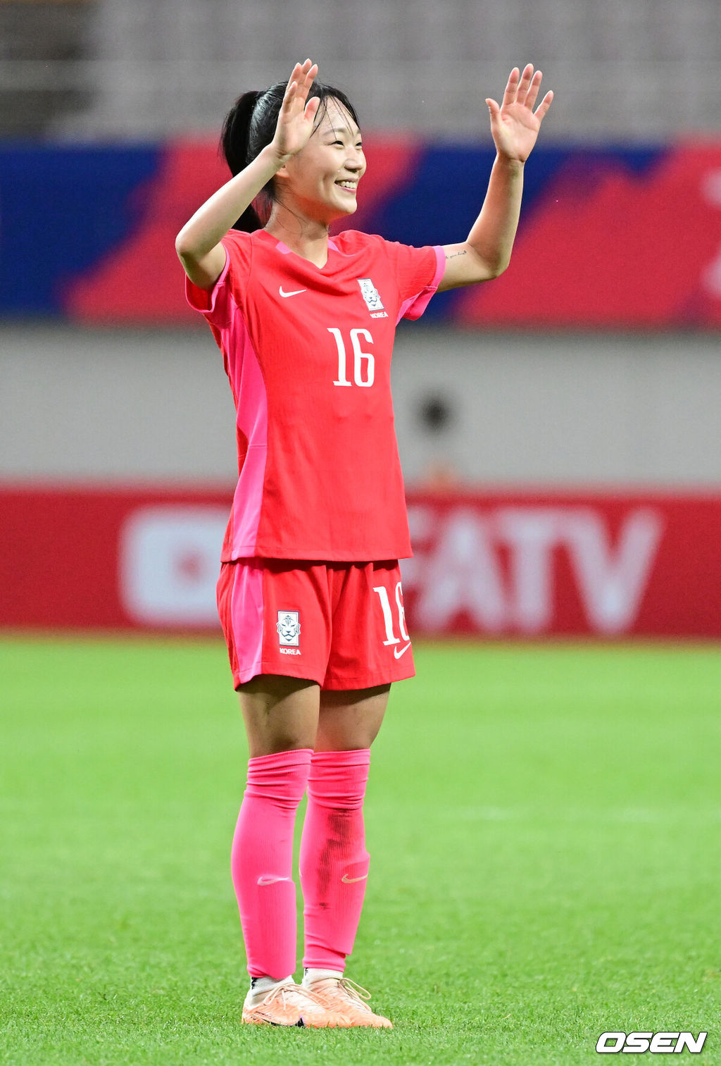 콜린 벨 감독이 이끄는 대한민국 여자축구대표팀이 8일 오후 서울월드컵경기장에서 아이티 대표팀과 국가대표 친선전을 펼쳤다.이번 아이티전은 오는 20일 열리는 2023 FIFA 여자 월드컵 호주·뉴질랜드 '출정식'이다. 10일 호주로 출국하는 대표팀은 16일 타 국가와 한 차례 평가전을 치른 후 25일 콜롬비아를 상대로 조별리그 첫 경기를 갖는다. 이어 30일 모로코, 다음 달 3일에는 독일과 3차전을 치른다.후반 한국 장슬기가 역전골을 성공시키며 기뻐하고 있다. 2023.07.08 /jpnews@osen.co.kr