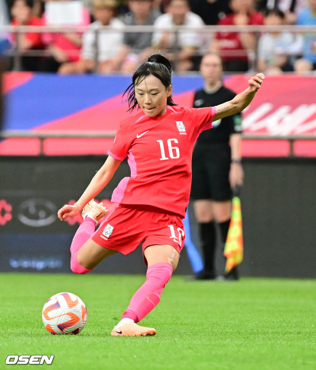 콜린 벨 감독이 이끄는 대한민국 여자축구대표팀이 8일 오후 서울월드컵경기장에서 아이티 대표팀과 국가대표 친선전을 펼쳤다.이번 아이티전은 오는 20일 열리는 2023 FIFA 여자 월드컵 호주·뉴질랜드 '출정식'이다. 10일 호주로 출국하는 대표팀은 16일 타 국가와 한 차례 평가전을 치른 후 25일 콜롬비아를 상대로 조별리그 첫 경기를 갖는다. 이어 30일 모로코, 다음 달 3일에는 독일과 3차전을 치른다.전반 한국 장슬기가 중거리슛을 시도하고 있다. 2023.07.08 /jpnews@osen.co.kr