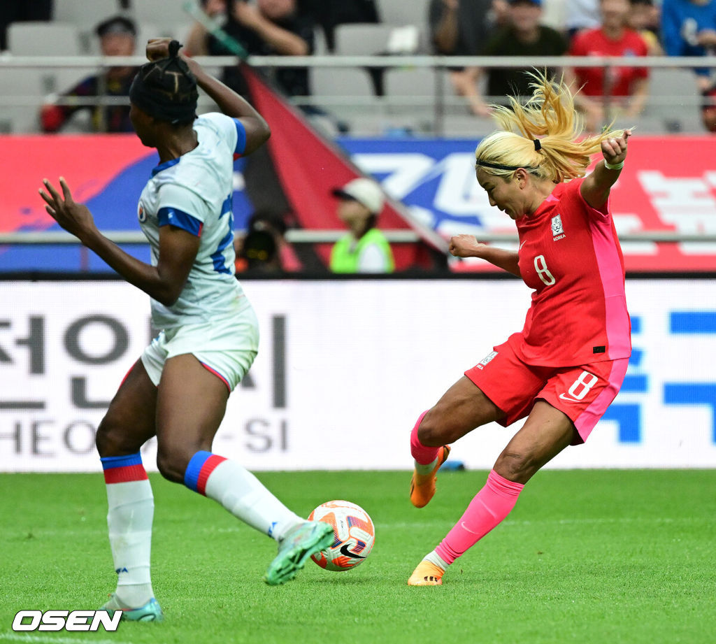 콜린 벨 감독이 이끄는 대한민국 여자축구대표팀이 8일 오후 서울월드컵경기장에서 아이티 대표팀과 국가대표 친선전을 펼쳤다.이번 아이티전은 오는 20일 열리는 2023 FIFA 여자 월드컵 호주·뉴질랜드 '출정식'이다. 10일 호주로 출국하는 대표팀은 16일 타 국가와 한 차례 평가전을 치른 후 25일 콜롬비아를 상대로 조별리그 첫 경기를 갖는다. 이어 30일 모로코, 다음 달 3일에는 독일과 3차전을 치른다.후반 한국 조소현이 슛을 시도하고 있다. 2023.07.08 /jpnews@osen.co.kr