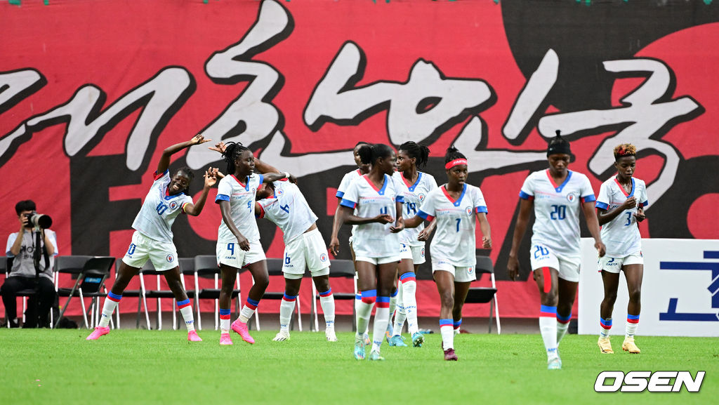 콜린 벨 감독이 이끄는 대한민국 여자축구대표팀이 8일 오후 서울월드컵경기장에서 아이티 대표팀과 국가대표 친선전을 펼쳤다.이번 아이티전은 오는 20일 열리는 2023 FIFA 여자 월드컵 호주·뉴질랜드 '출정식'이다. 10일 호주로 출국하는 대표팀은 16일 타 국가와 한 차례 평가전을 치른 후 25일 콜롬비아를 상대로 조별리그 첫 경기를 갖는다. 이어 30일 모로코, 다음 달 3일에는 독일과 3차전을 치른다.전반 아이티 몽데시르가 선제골을 넣고 동료선수들과 기뻐하고 있다. 2023.07.08 /jpnews@osen.co.kr