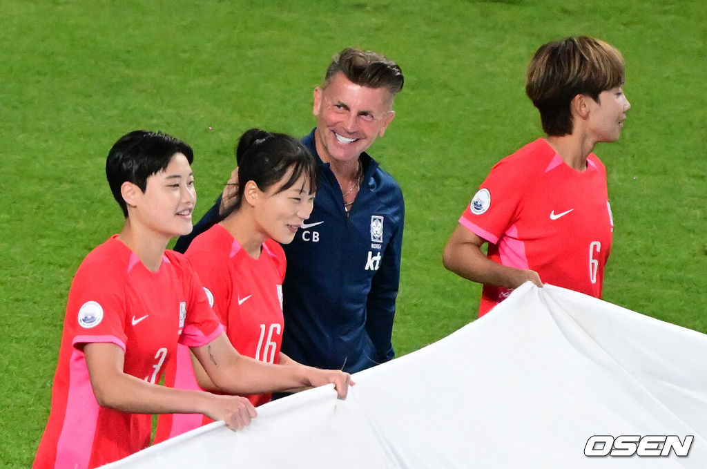 대한민국 여자축구국가대표팀이 장슬기(29, 인천 현대제철)의 환상적인 중거리 득점에 힘입어 월드컵 출정식을 승리로 장식했다.콜린 벨 감독이 이끄는 대한민국 여자축구대표팀은 8일 오후 5시 서울월드컵경기장에서 아이티 대표팀을 상대로 국가대표 친선전을 펼쳐 2-1로 승리했다.기분 좋은 승리를 거둔 한국은 기분 좋게 2023 FIFA 여자 월드컵 호주·뉴질랜드에 나설 수 있게 됐다.콜린 벨 감독과 장슬기가 출정식에 이야기를 나누며 즐거워하고 있다. 2023.07.08 /jpnews@osen.co.kr