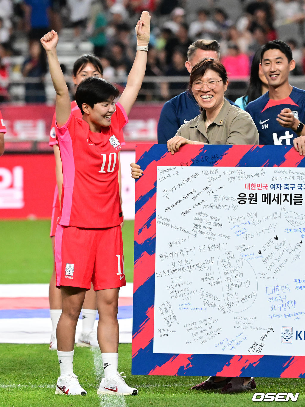 대한민국 여자축구국가대표팀이 장슬기(29, 인천 현대제철)의 환상적인 중거리 득점에 힘입어 월드컵 출정식을 승리로 장식했다.콜린 벨 감독이 이끄는 대한민국 여자축구대표팀은 8일 오후 5시 서울월드컵경기장에서 아이티 대표팀을 상대로 국가대표 친선전을 펼쳐 2-1로 승리했다.기분 좋은 승리를 거둔 한국은 기분 좋게 2023 FIFA 여자 월드컵 호주·뉴질랜드에 나설 수 있게 됐다.대표팀 지소연이 출정식에서 장미란 문화체육관광부 제2차관을 향해 역도 세리머니를 선보이며 즐거워하고 있다. 2023.07.08 /jpnews@osen.co.kr