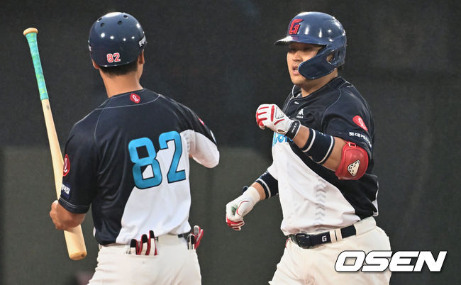 롯데 자이언츠 유강남이 4회말 무사 좌월 솔로 홈런을 치고 하이파이브를 하고 있다. 2023.07.08 / foto0307@osen.co.kr