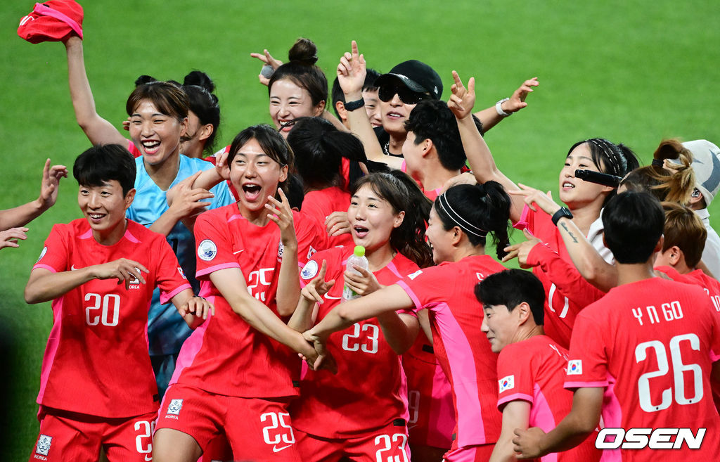 대한민국 여자축구국가대표팀이 장슬기(29, 인천 현대제철)의 환상적인 중거리 득점에 힘입어 월드컵 출정식을 승리로 장식했다.콜린 벨 감독이 이끄는 대한민국 여자축구대표팀은 8일 오후 5시 서울월드컵경기장에서 아이티 대표팀을 상대로 국가대표 친선전을 펼쳐 2-1로 승리했다.기분 좋은 승리를 거둔 한국은 기분 좋게 2023 FIFA 여자 월드컵 호주·뉴질랜드에 나설 수 있게 됐다.사이먼 도미닉, 그레이가 대표팀 선수들과 즐거운 무대를 선보이고 있다. 2023.07.08 /jpnews@osen.co.kr