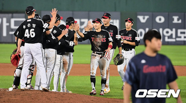 LG 트윈스 선수들이 롯데 자이언츠에 12-3으로 완승하고 하이파이브를 하고 있다. 2023.07.08 / foto0307@osen.co.kr