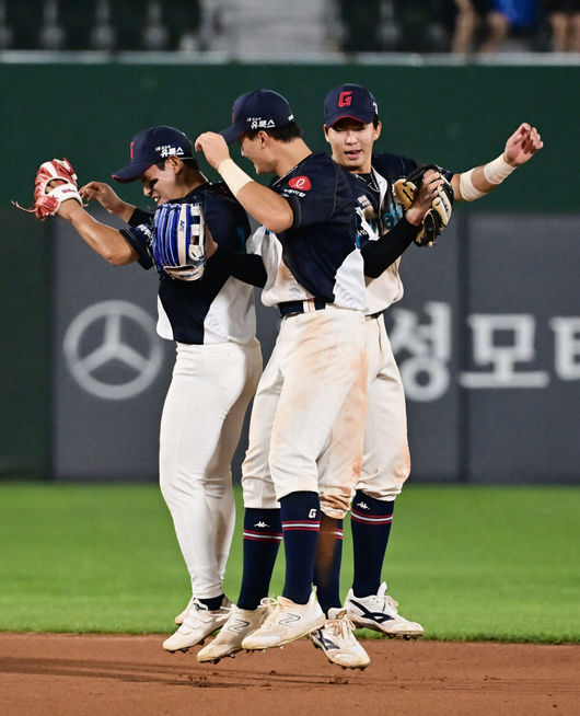 9일 부산 사직구장에서 2023 신한은행 SOL KBO리그 롯데 자이언츠와 LG 트윈스의 경기가 열렸다. 롯데 자이언츠 선수들이 LG 트윈스에 7-4로 승리한 후 기쁨을 나누고 있다. 2023.07.09 / foto0307@osen.co.kr